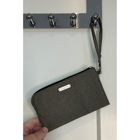 Baggallini Handbags - Baggallini RFID Wristlet Clutch Zipper Travel Wallet Card Slots Pouch